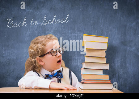 Zurück zur Schule gegen blaue Tafel Stockfoto