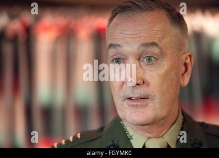 US Joint Chiefs Chairman General Joseph F. Dunford Jr. liefert Bemerkungen an der USO 75TH Jahrestag Rezeption 4. Februar 2016 in Washington D.C. Stockfoto
