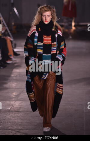 London, UK. 22. Februar 2016. Joseph zeigt ihre Herbst-Winter Kollektion 2016. Bildnachweis: Krisztian Pinter / Alamy Live News. Stockfoto