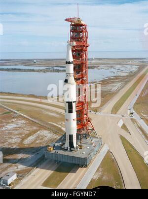 Die Saturn V Rakete mit der Apollo-14-Raumschiff auf dem Weg von der Fahrzeugmontage durch den Crawler Transporter Startrampe a am Kennedy Space Center 9. November 1970 in Cape Canaveral, Florida. Die Apollo-14 ist eine Mondlandung Mission zum Mond. Stockfoto