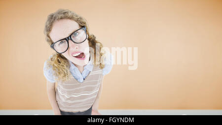 Zusammengesetztes Bild Frau verwirrt geeky hipster Stockfoto