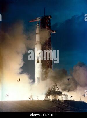 Die Saturn V Rakete mit der Apollo-14-Raumschiff Blasten aus von Launch Pad A am Kennedy Space Center 31. Januar 1971 in Cape Canaveral, Florida. Die Apollo-14 ist eine Mondlandung Mission zum Mond tragen Astronauten Alan B. Shepard Jr., Kommandant; Stuart A. Roosa, Befehl Modul-Pilot; und Edgar D. Mitchell, Pilot der Mondlandefähre. Stockfoto