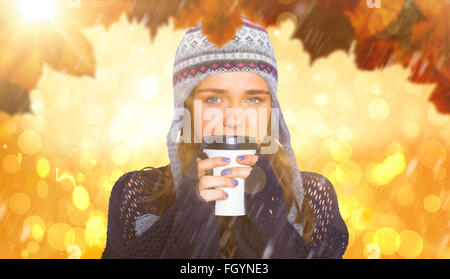 Zusammengesetztes Bild der schönen Frau in warme Kleidung trinken Kaffee Stockfoto