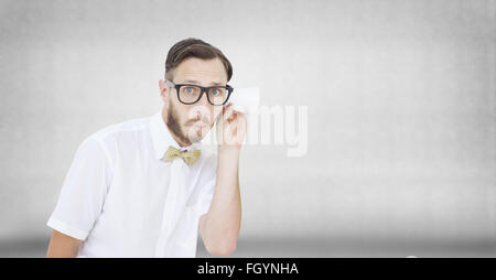 Zusammengesetztes Bild von geeky Geschäftsmann Abhören mit Tasse Stockfoto