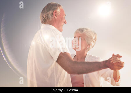 Montagebild von älteres paar tanzen am Strand Stockfoto