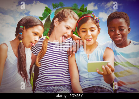 Zusammengesetztes Bild von glücklichen Kindern nehmen Selfie im park Stockfoto