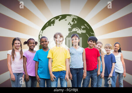 Zusammengesetztes Bild der happy Friends spielen im park Stockfoto