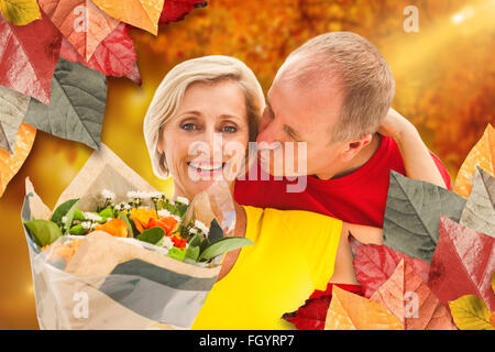 Zusammengesetztes Bild von reifer Mann küssen seine Partner Holding Blumen Stockfoto