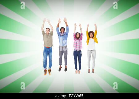 Zusammengesetztes Bild vier stilvolle Freunde lächelnd in die Kamera und springen Stockfoto