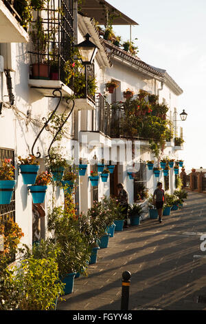 Typische Straße mit Blumen weiße Dorf Mijas, Provinz Malaga Costa Del Sol, Andalusien, Südspanien Stockfoto