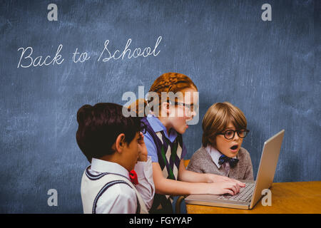 Zurück zur Schule gegen blaue Tafel Stockfoto