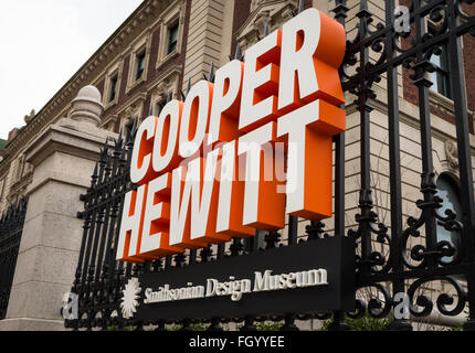 Cooper Hewitt Smithsonian Designmuseum Exterieur und Logo unterzeichnen auf 5th Avenue, New York City Stockfoto