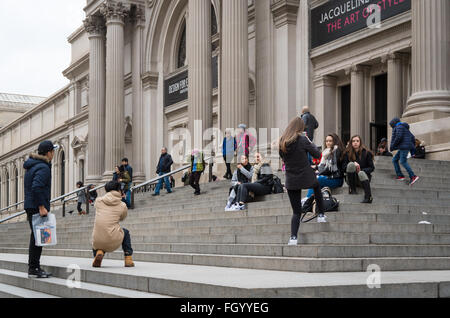 Menschen auf den Stufen vor dem Metropolitan Museum of Art in New York City. Stockfoto