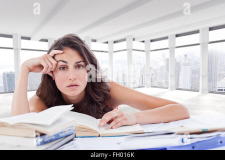 Zusammengesetztes Bild von gelangweilter Schüler ihre Hausaufgaben Stockfoto