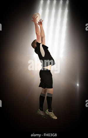 Zusammengesetztes Bild des Rugby-Spieler fangen einen Rugby-ball Stockfoto