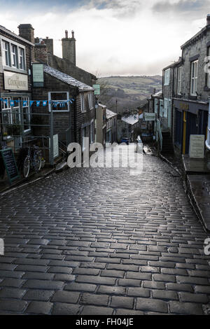 Main Street, in der Brontë Dorf von Haworth an einem späten Wintertag Stockfoto