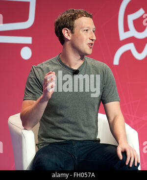 Barcelona, Spanien. 22. Februar 2016. Gründer und CEO von Facebook Mark Zuckerberg hält eine Rede während des Mobile World Congress (MWC) in Barcelona, Spanien, am 22. Februar 2016. Die jährliche MWC, die Unternehmen aus der ganzen Welt um ihre neuesten Geräte, Geräte und Dienste anzuzeigen zusammenfaßt, startete am Montag. Bildnachweis: Lino De Vallier/Xinhua/Alamy Live-Nachrichten Stockfoto