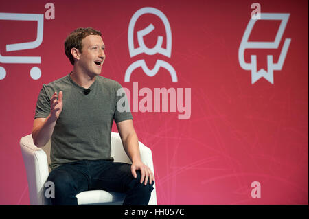 Barcelona, Spanien. 22. Februar 2016. Gründer und CEO von Facebook Mark Zuckerberg hält eine Rede während des Mobile World Congress (MWC) in Barcelona, Spanien, am 22. Februar 2016. Die jährliche MWC, die Unternehmen aus der ganzen Welt um ihre neuesten Geräte, Geräte und Dienste anzuzeigen zusammenfaßt, startete am Montag. Bildnachweis: Lino De Vallier/Xinhua/Alamy Live-Nachrichten Stockfoto