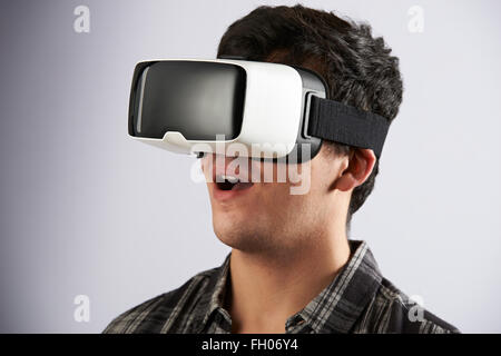 Junger Mann mit Virtual-Reality-Kopfhörer Stockfoto