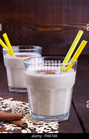 Bananen-Smoothie mit Zimt auf hölzernen Hintergrund Stockfoto