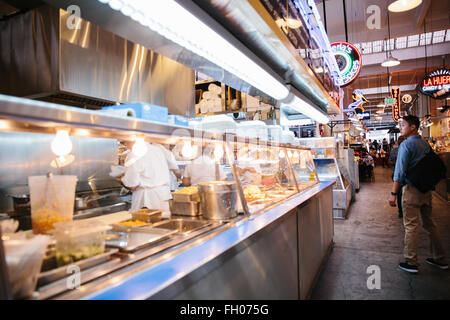 Innenraum des Grand Central Market in der Innenstadt von Los Angeles, Kalifornien Stockfoto