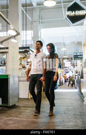 Ein junges Paar Geschäfte am Grand Central Market in der Innenstadt von Los Angeles, Kalifornien. Stockfoto