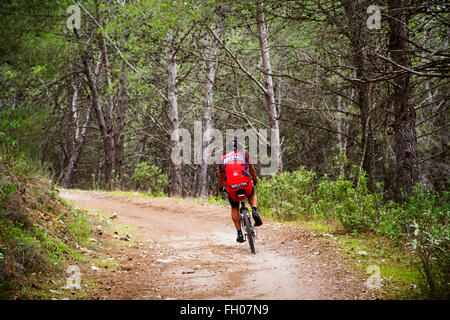 Radfahrer-Radrennbahn in Pine Forest Mijas Bergen, Malaga Provinz Costa del Sol Andalusien, Südspanien Stockfoto