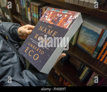 Eine Shopper durchsucht eine Kopie von "Der Name der Rose" von Umberto Eco in einer Buchhandlung in New York auf Samstag, 20. Februar 2016. Öko vergangen Freitag im Alter von 84 Jahren. (© Richard B. Levine) Stockfoto