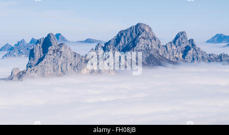 Blick Richtung Tal "Tannheimer Tal", bedeckt mit Nebeldecke, Berge, Gimpel, Rote Flüh, Köllenspitze (oder: Kellenspitze), Stockfoto