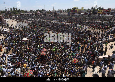 Kumbakonam, Indien. 22. Februar 2016. Tausende von Menschen versammeln, um ein Bad anlässlich der Mahamaham Festival 2016 am Mahamaham Tank in Kumbakonam, Südosten indischen Bundesstaat Tamil Nadu, Indien, 22. Februar 2016 statt. Mehr als 2,75 Lakh Pilger nahm ein Bad in den berühmten Tank seit Mitternacht am Montag sagte lokale Medien. Hindus betrachten diese Aktivität am Tag der Mahamaham, eine Hindu-Festival feierten alle 12 Jahre als heilig. Bildnachweis: Stringer/Xinhua/Alamy Live-Nachrichten Stockfoto