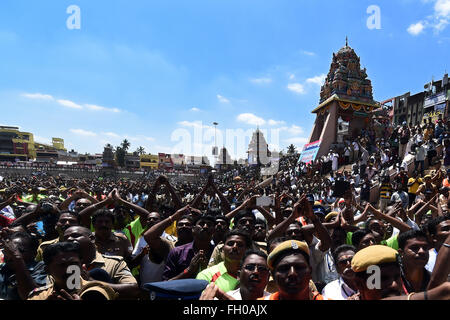 Kumbakonam, Indien. 22. Februar 2016. Tausende von Menschen versammeln, um ein Bad anlässlich der Mahamaham Festival 2016 am Mahamaham Tank in Kumbakonam, Südosten indischen Bundesstaat Tamil Nadu, Indien, 22. Februar 2016 statt. Mehr als 2,75 Lakh Pilger nahm ein Bad in den berühmten Tank seit Mitternacht am Montag sagte lokale Medien. Hindus betrachten diese Aktivität am Tag der Mahamaham, eine Hindu-Festival feierten alle 12 Jahre als heilig. Bildnachweis: Stringer/Xinhua/Alamy Live-Nachrichten Stockfoto