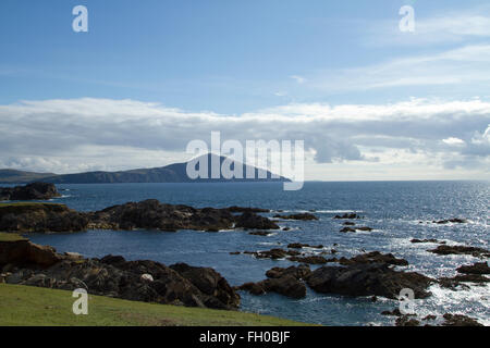 Ein Rock-Vorland auf Achill Island, Co. Mayo im Westen von Irland mit den Atlantik und die Berge im Hintergrund Stockfoto