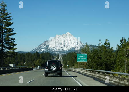 Weg zum Mount Shasta, Kalifornien, USA, bedeckt Berg, ein beliebtes Ferienziel, vulkanischen schönen hohen Schnee Stockfoto