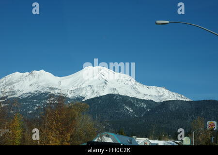 Weg zum Mount Shasta, Kalifornien, USA, bedeckt Berg, ein beliebtes Ferienziel, vulkanischen schönen hohen Schnee Stockfoto