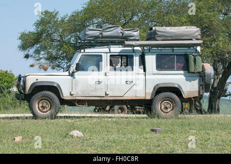 Alte Land Rover Defender 110 mit zwei Dachzelte geparkt am Straßenrand Erfrischung van Tansania Stockfoto