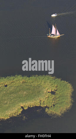 Luftbild, Flachboot, Segelboot in Barth Bodden, große Insel Kirr, Barth Bodden, Zingst, Ostsee, Mecklenburg-Vorpommern, Stockfoto