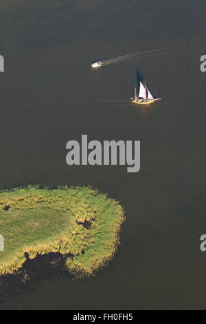 Luftbild, Flachboot, Segelboot in Barth Bodden, große Insel Kirr, Barth Bodden, Zingst, Ostsee, Mecklenburg-Vorpommern, Stockfoto