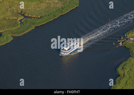 Luftaufnahme, Mississippi Dampfer Riverboat an Fähre dock Viehfähre, große Insel Kirr, Barth Bodden, Zingst, Ostsee, Stockfoto