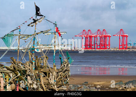 Liverpool Docks und Werften und neue Containerbrücken in Position auf den Fluss Mersey, UK mit dem Black Pearl Treibholz-Schiff. Stockfoto