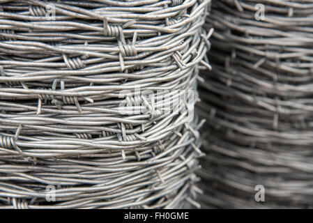 Zwei Spulen aus Metall Stacheldraht, eine im Hintergrund unscharf Stockfoto