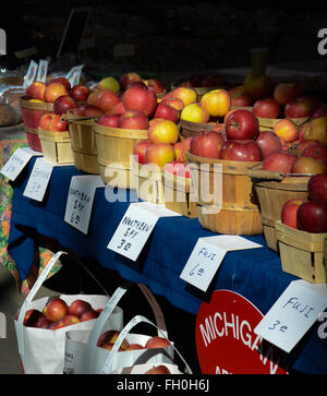DETROIT, MI - 6 Februar: Äpfel für Verkauf im osteuropäischen Markt, der größte Bezirk der historischen Markthalle in den Vereinigten Staaten, Stockfoto
