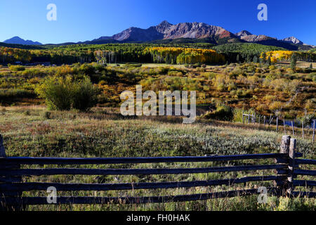 Mount Wilson Mesa Rocky Mountain Ranch Herbst Farbe Zaun Stockfoto