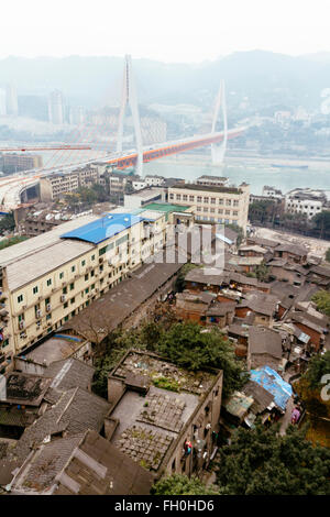 Chongqing, China - die Ansicht der Stadt Chongqing und Qiansimen Brücke in der Tageszeit. Stockfoto