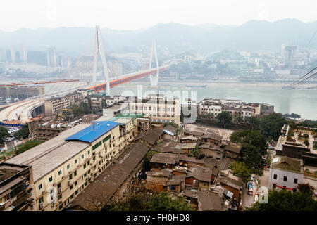 Chongqing, China - die Ansicht der Stadt Chongqing und Qiansimen Brücke in der Tageszeit. Stockfoto