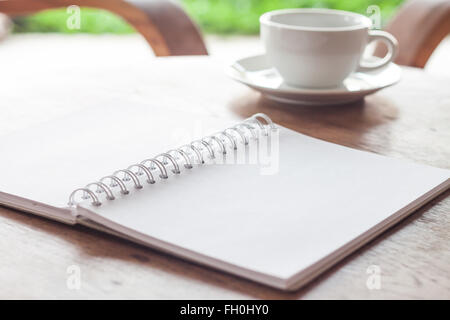 Offene leere weiße Notebook mit Tasse Kaffee, stock Foto Stockfoto