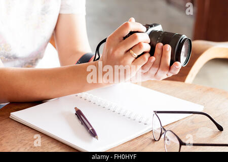 Frau mit Kamera in den Händen, stock Foto Stockfoto