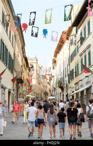 Menschen zu Fuß auf Corso Italia in Arezzo, Toskana, Italien. Stockfoto