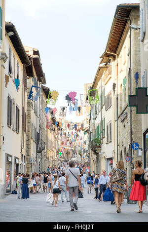 Menschen zu Fuß auf Corso Italia in Arezzo, Toskana, Italien. Stockfoto