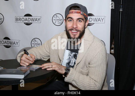 Tag eins des BroadwayCon im New York Hilton Midtown Hotel.  Mitwirkende: Josh Segarra wo: New York, New York, Vereinigte Staaten von Amerika bei: 22. Januar 2016 Stockfoto