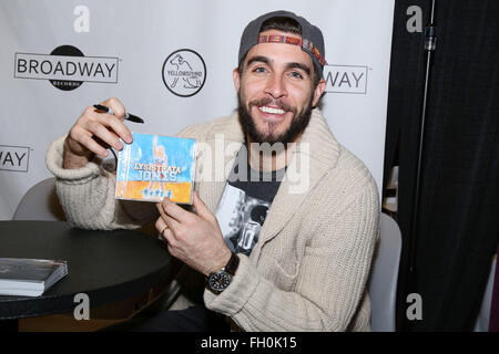 Tag eins des BroadwayCon im New York Hilton Midtown Hotel.  Mitwirkende: Josh Segarra wo: New York, New York, Vereinigte Staaten von Amerika bei: 22. Januar 2016 Stockfoto